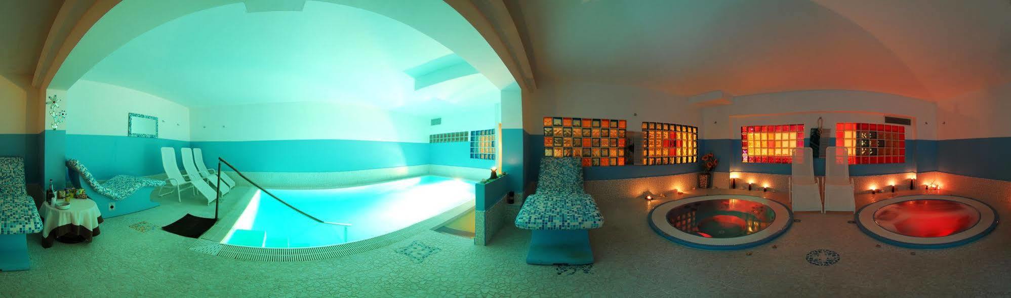 Hotel Cristina ロッカ・サン・ジョヴァンニ エクステリア 写真